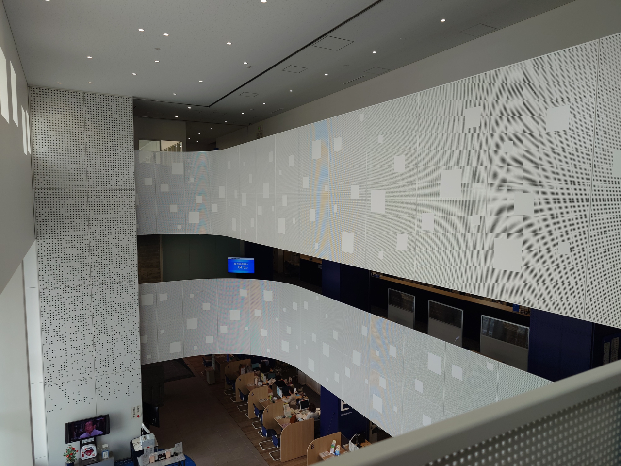 入善庁舎_吹き抜け_アルミパンチング手摺パネル・アルミパンチング柱