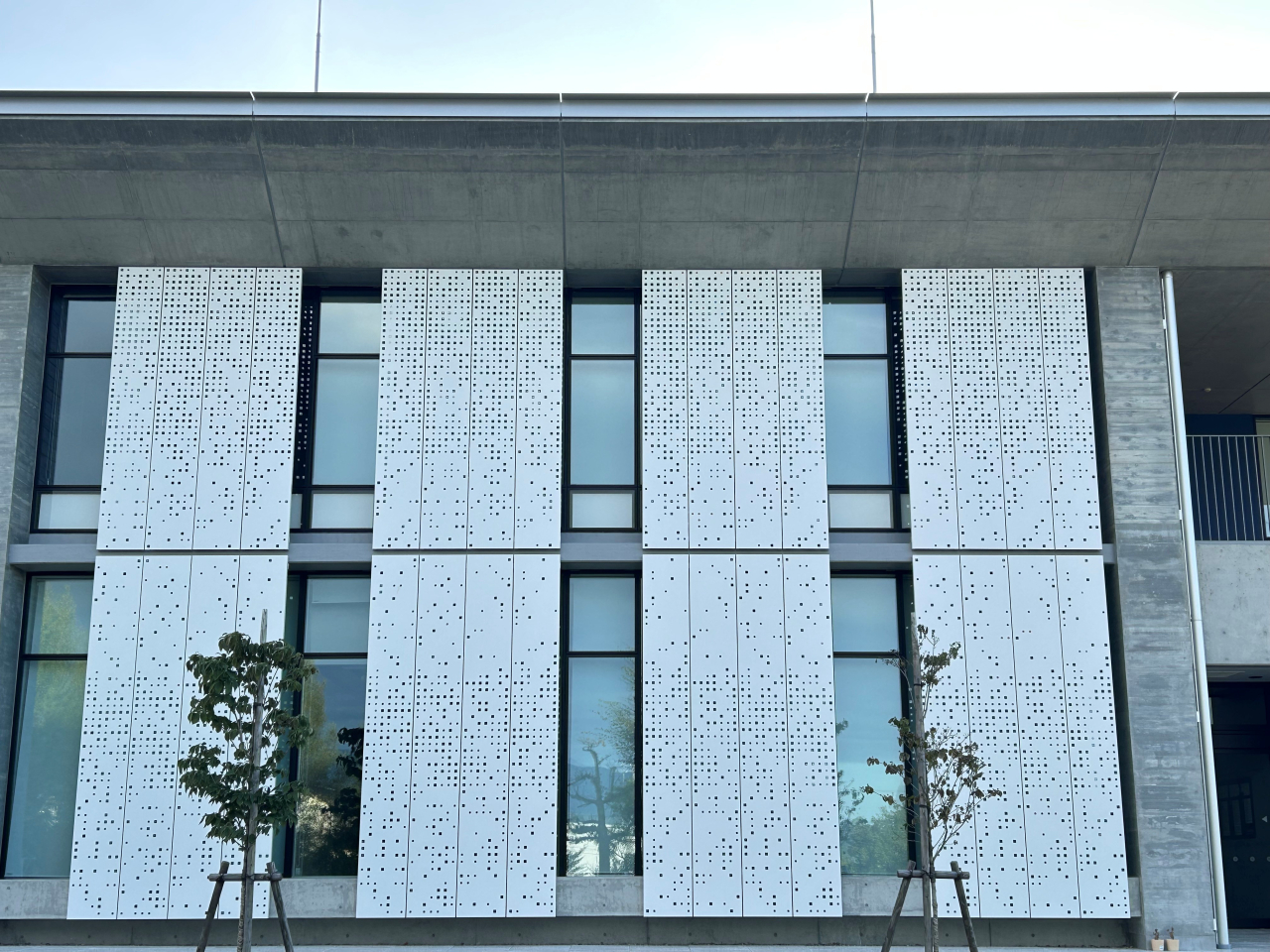 入善庁舎_日射抑制パネル