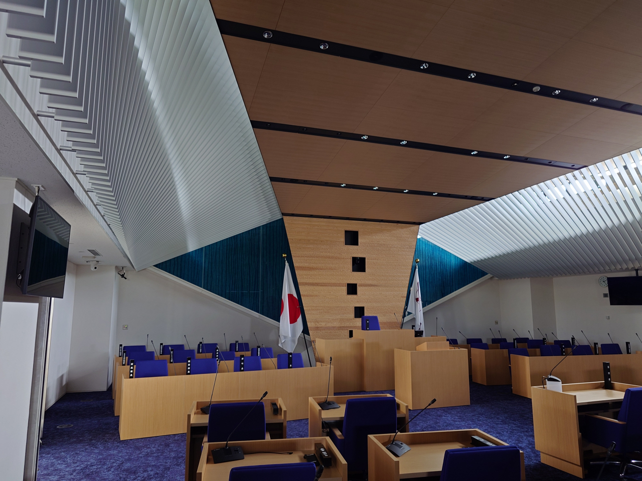 入善庁舎_議事堂ルーバー