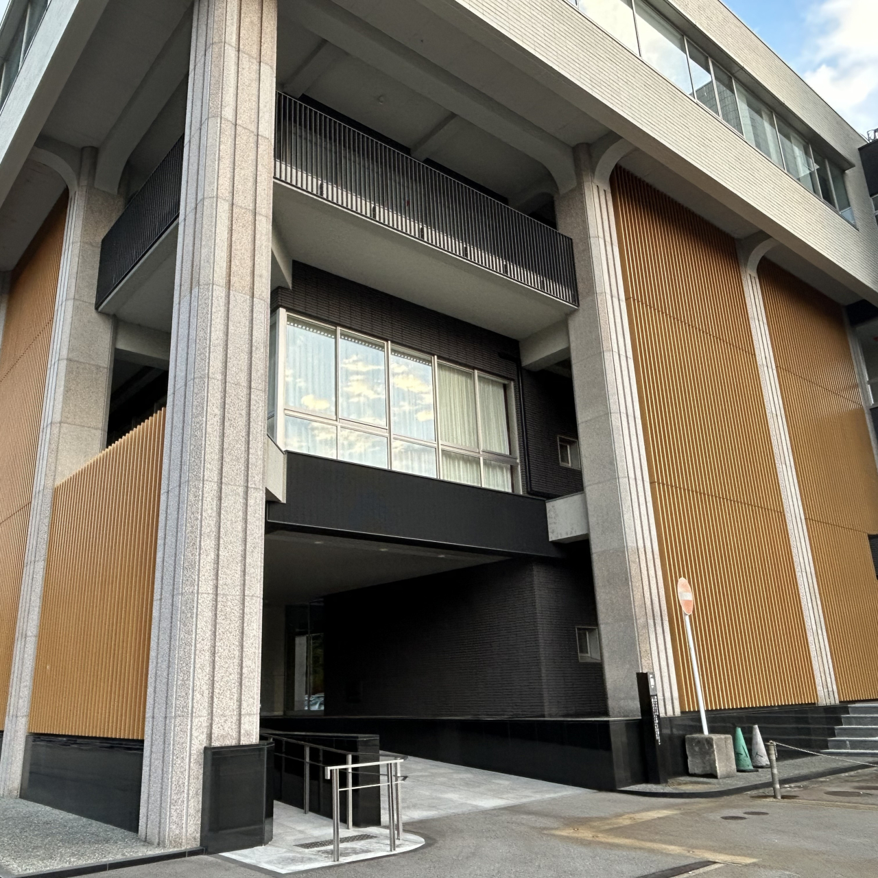 富山県議会議事堂